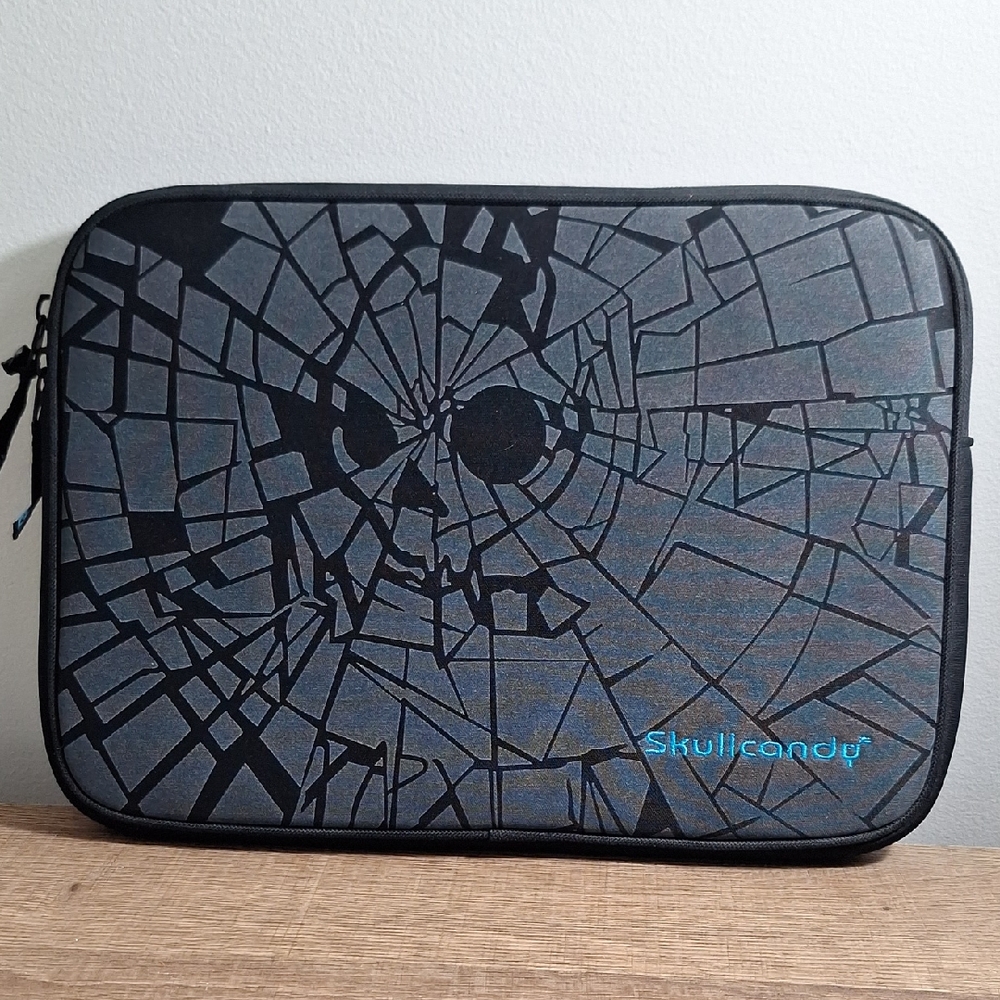 #AEE Skullcandy Black and Gray Laptop Sleeve